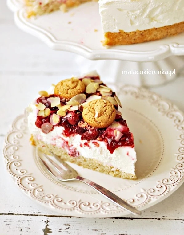 Cherry Almond Yoghurt Cream Cake 4