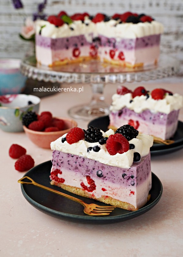 No-Bake Delicious Summer Cake With Blueberries And Raspberries 4
