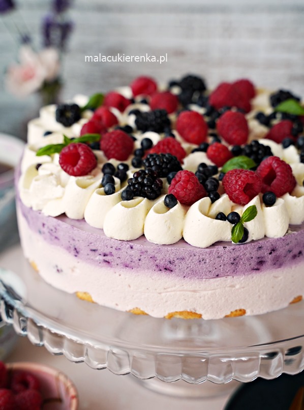 No-Bake Delicious Summer Cake With Blueberries And Raspberries 3