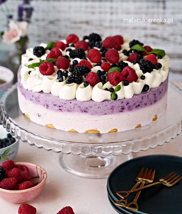 No-Bake Delicious Summer Cake With Blueberries And Raspberries 3
